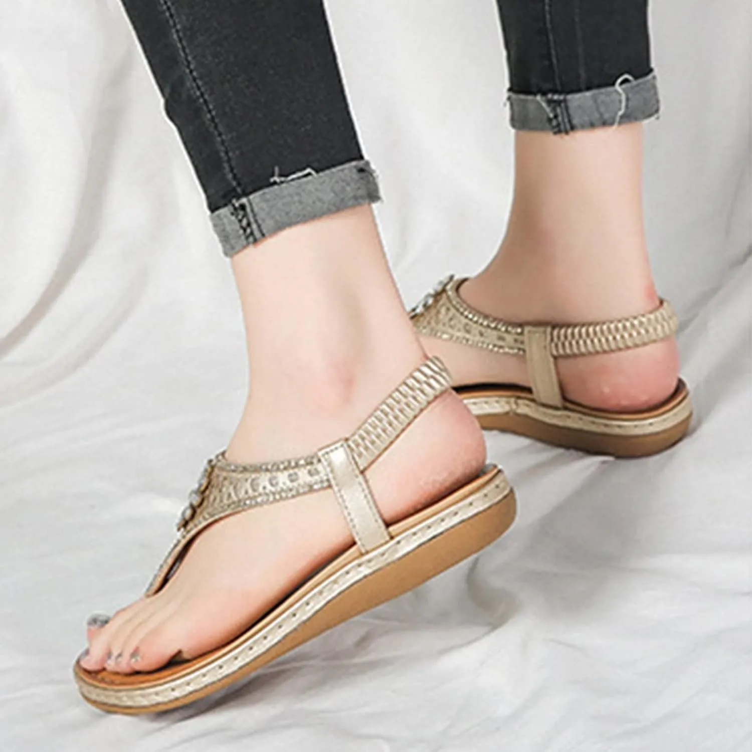 2025 Fashion T-Strap Boho Sandals Summer Rhinestones Strappy Thong Flats Beach Holiday Sandal Footwear Walking Shoes