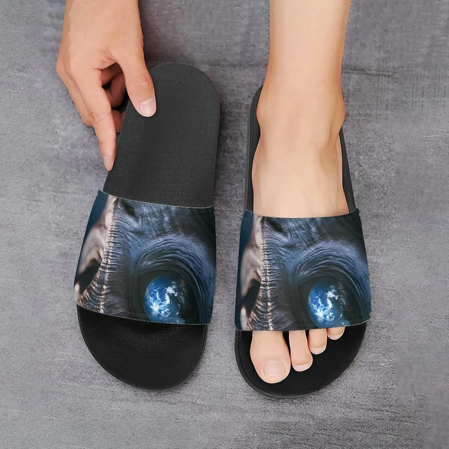 Alien Watching The Earth Slippers Indoor Outdoor Unisex House Slipper Shower Slippers Non-Slip Open Toe Shoes