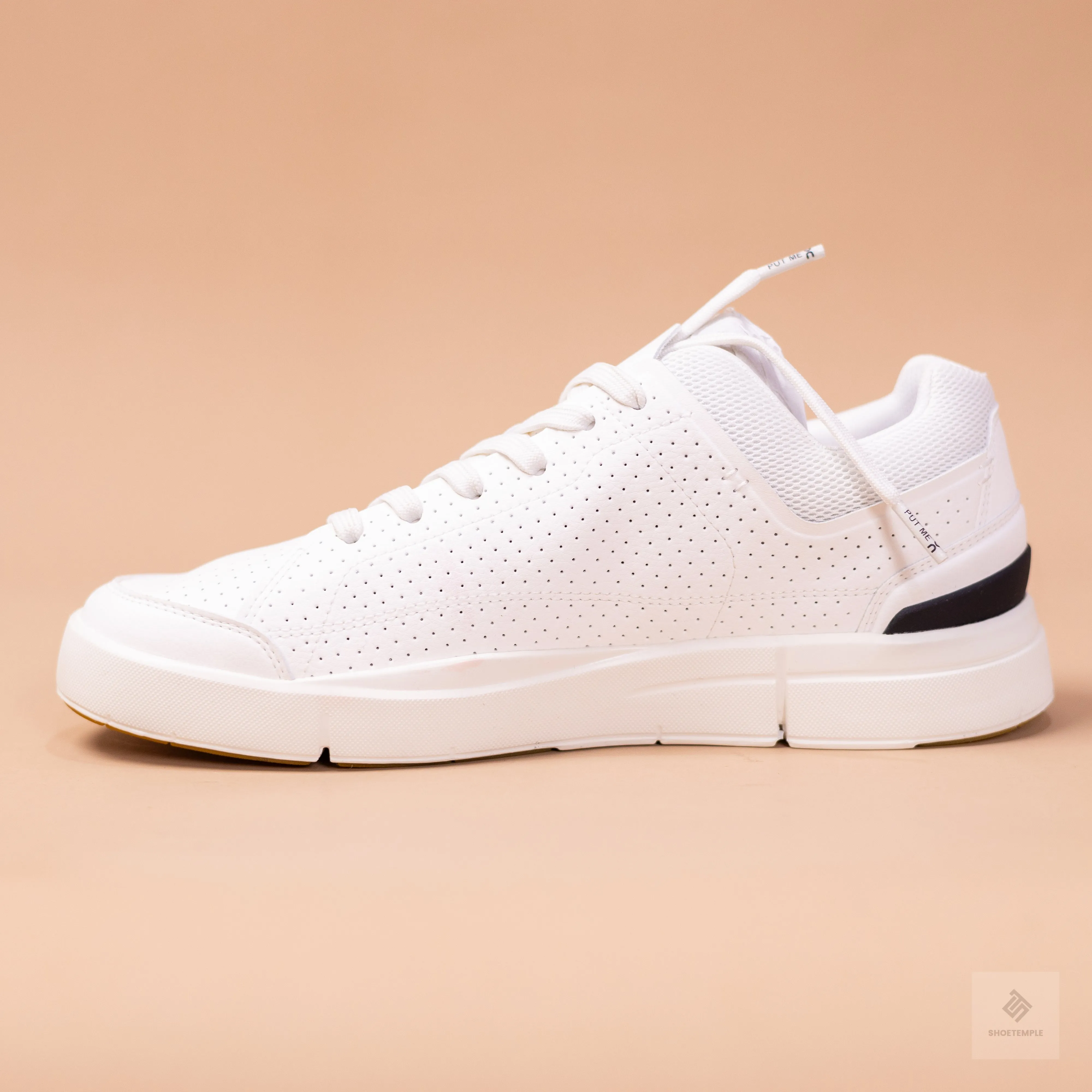 On The Roger Centre Court Low Top Sneakers