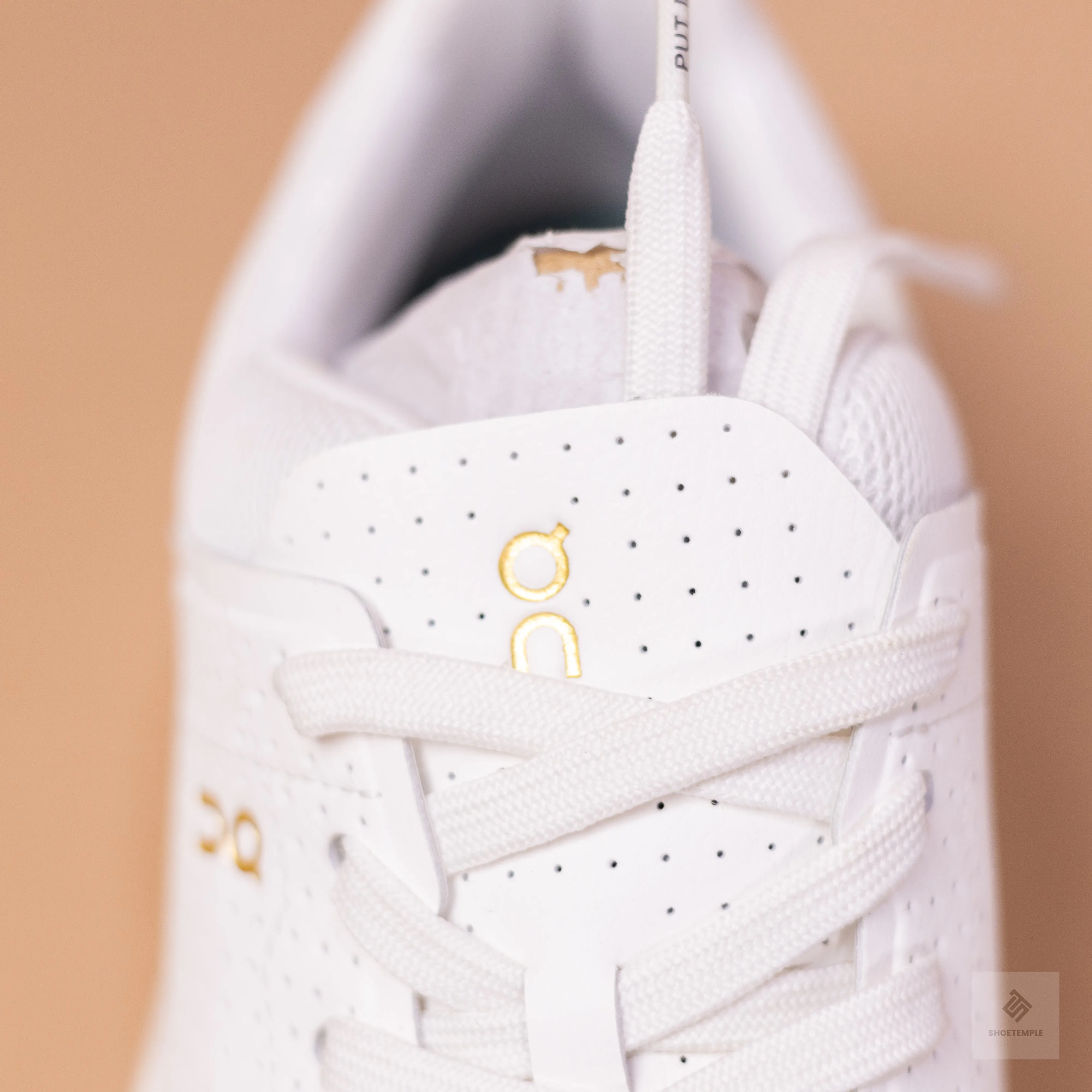 On The Roger Centre Court Low Top Sneakers