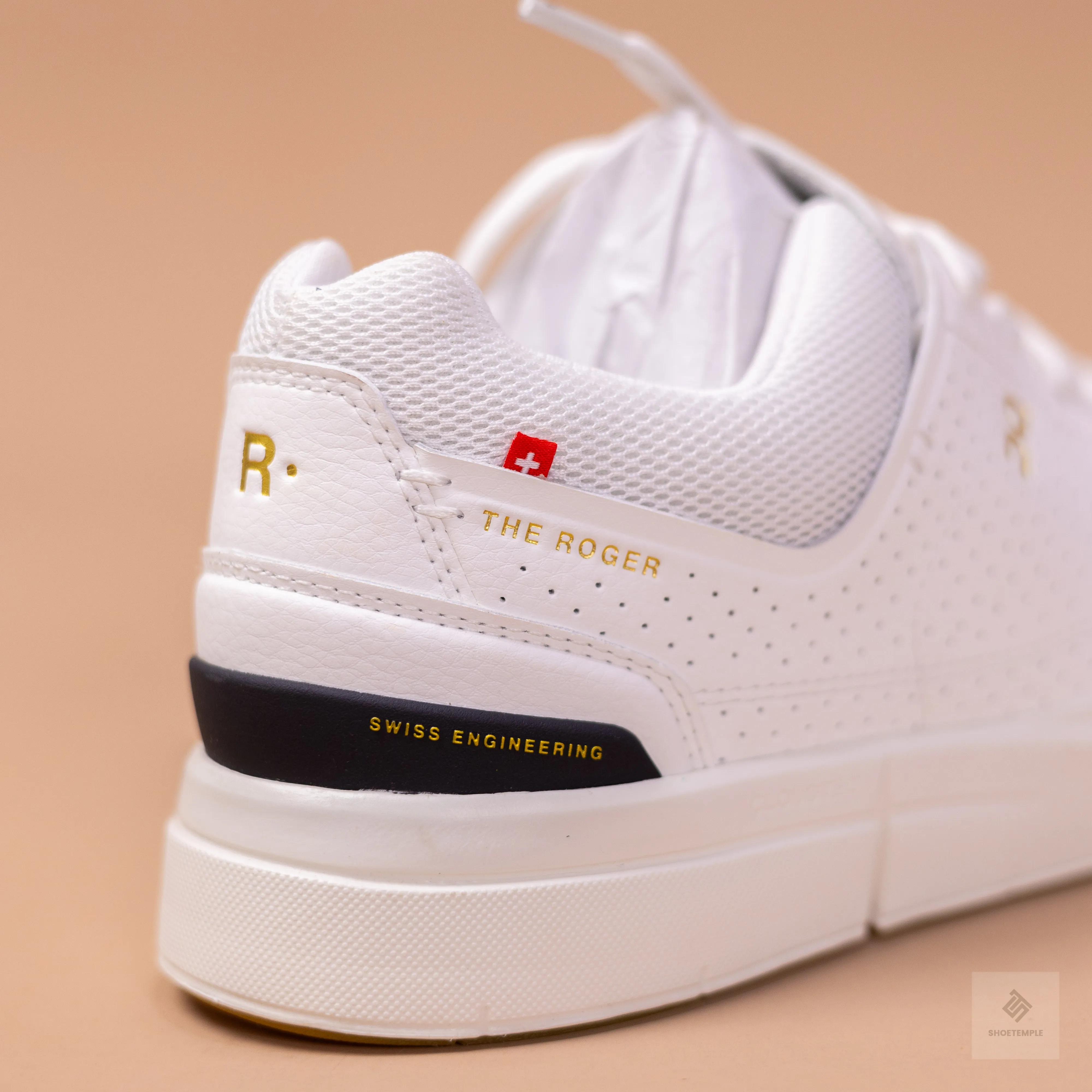 On The Roger Centre Court Low Top Sneakers