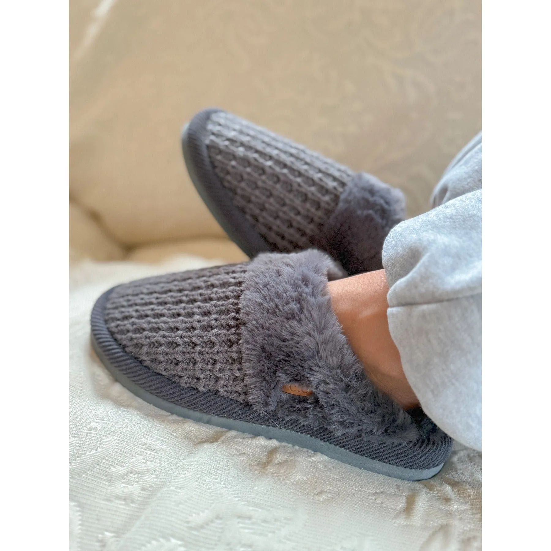 SPE0032 Waffle Knit Furry Slippers