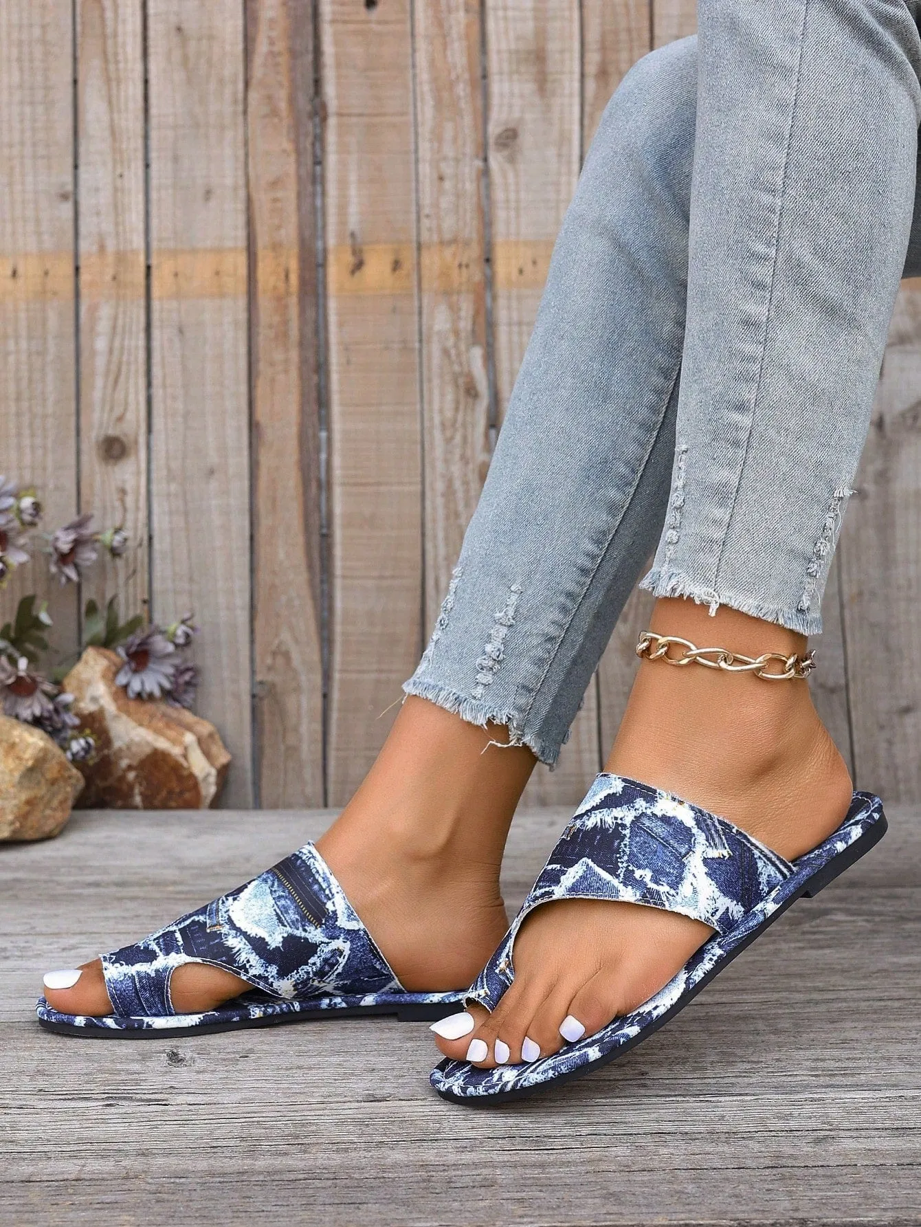 Stylish Women's Plus Size Flat Sandals - Comfortable Design