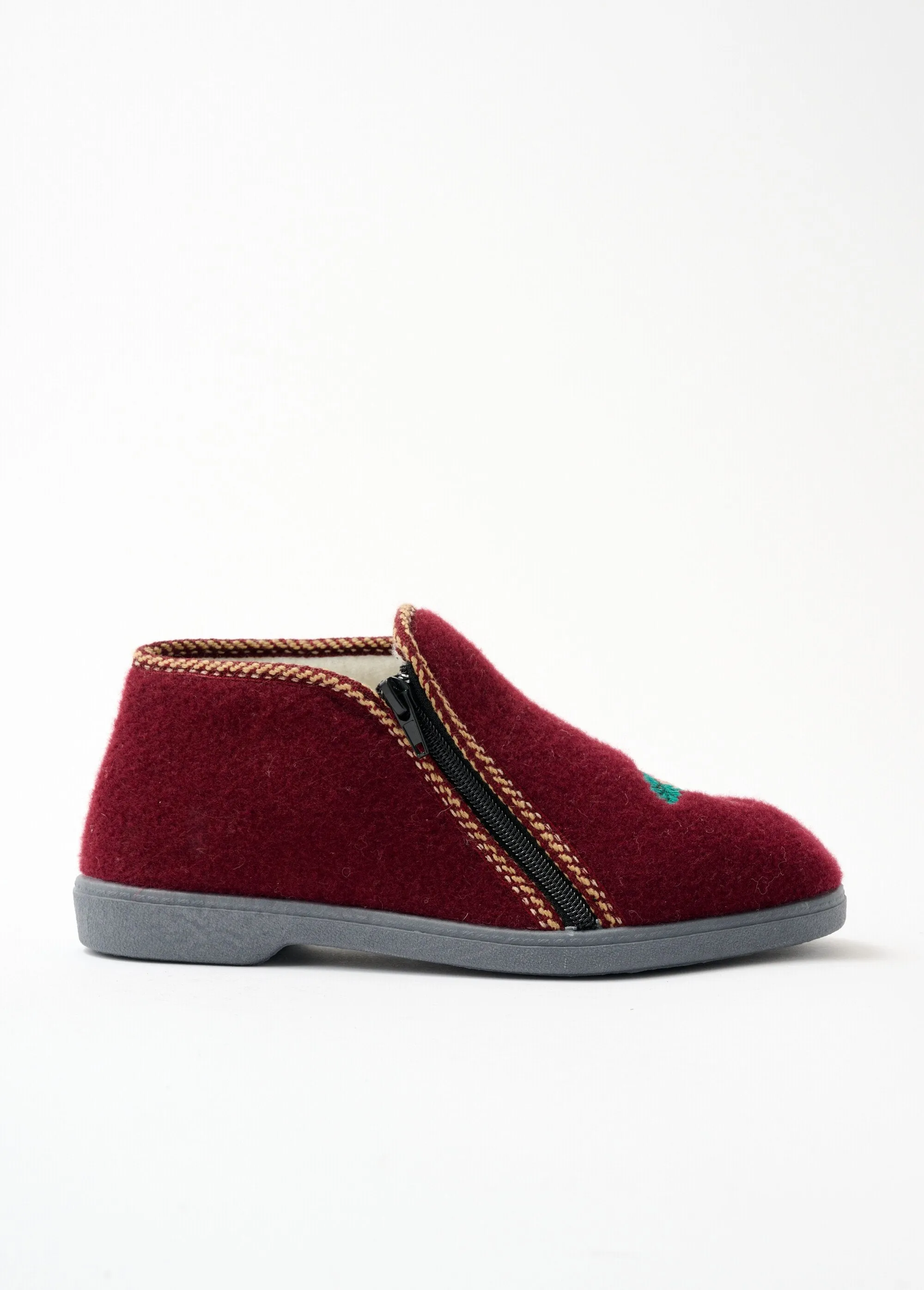 Wide embroidered high slippers