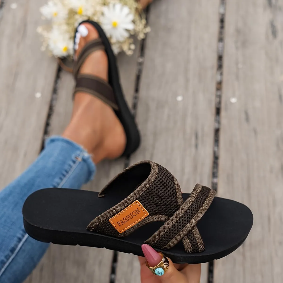 Women's breathable mesh slippers - comfortable open-toe flat shoes with cross straps, lightweight summer shoes for beach and outdoor use